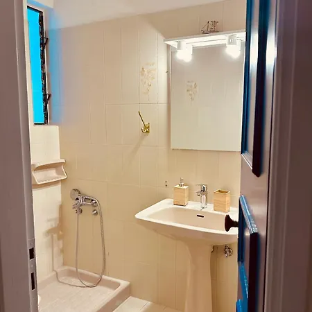 ᑕyᑕᒪᗩᗪiᑕ ᐯiᒪᒪᗩ Erétria